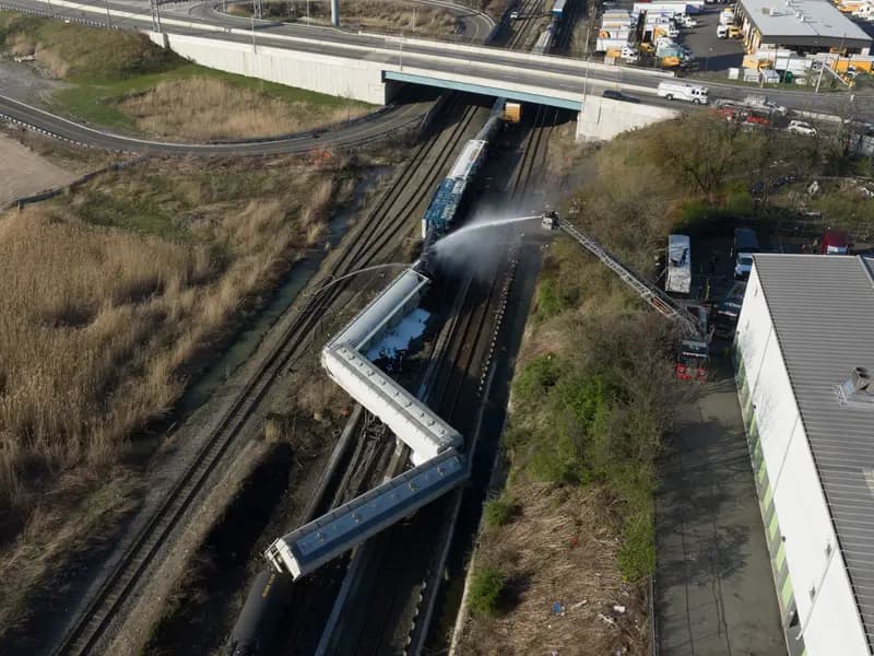 New Jersey'de Yük Treni Kazası: Kimyasal Sızıntı Tehlikesi