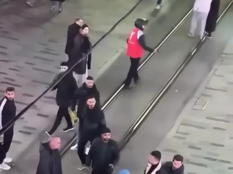 İstiklal Caddesi'nde Güvenlik Görevlisi ve Vatandaş Çatıştı