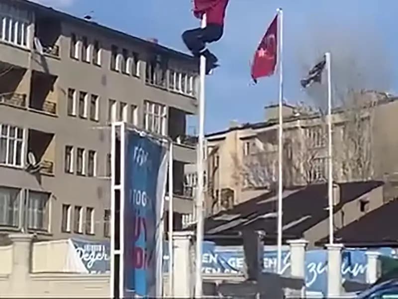 Erzurum'da Genç Çalışan, Bayrağı İçin 15 Metre Yükseldi