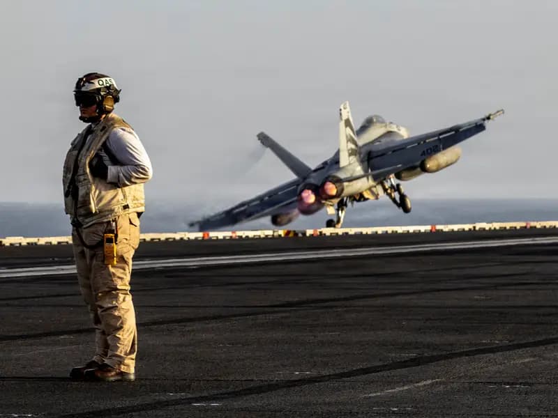 İran'da Düşen Amerikan Savaş Uçağı İçin Kurtarma Çalışmaları