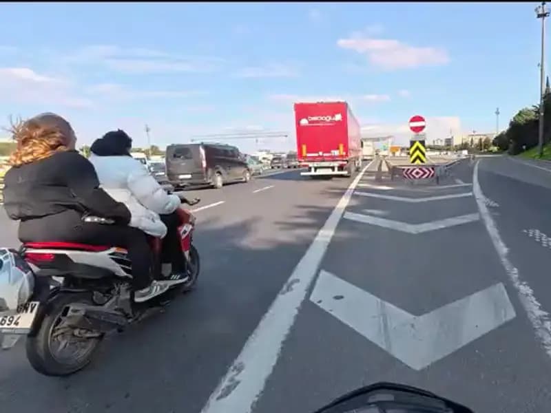 Ataşehir TEM Otoyolu'nda Motosiklet Kavgası Şaşırttı