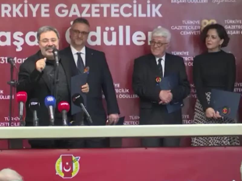 NTV Radyo'ya Ödül: "Yırtıcı Kuşlar Zamanı" Tiyatro Töreni