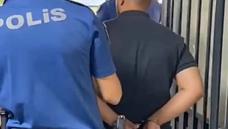 İzmir'de Polise Saldıran Şahsın Yakalanması ve Tutuklanması