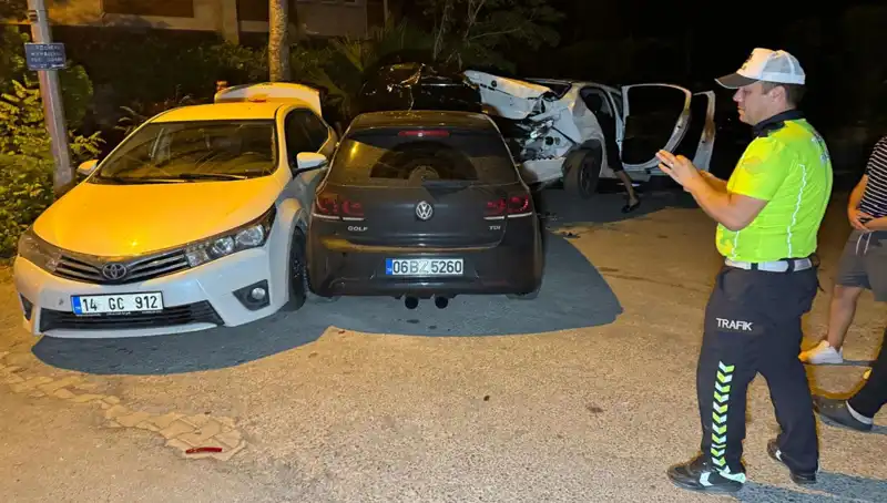 Alkollü Sürücü Sokakta Kaos Yarattı: Üç Araca Çarptı