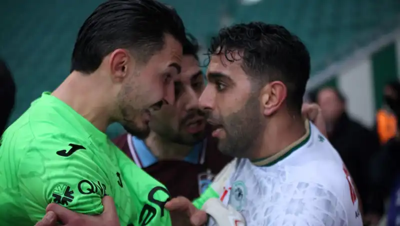 Konyaspor-Trabzonspor Maçında Gergin Anlar: Futbolcular Birbirine Girdi