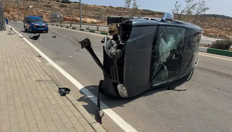 Kilis'te Ticari Araç Devrildi: Yolları Kapatan Kaza ve Yaralılar