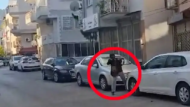 İzmir'de Silahlı Çatışma: Güvenlik Güçleri ve Saldırgan Arasında Gerilim Dolu Anlar