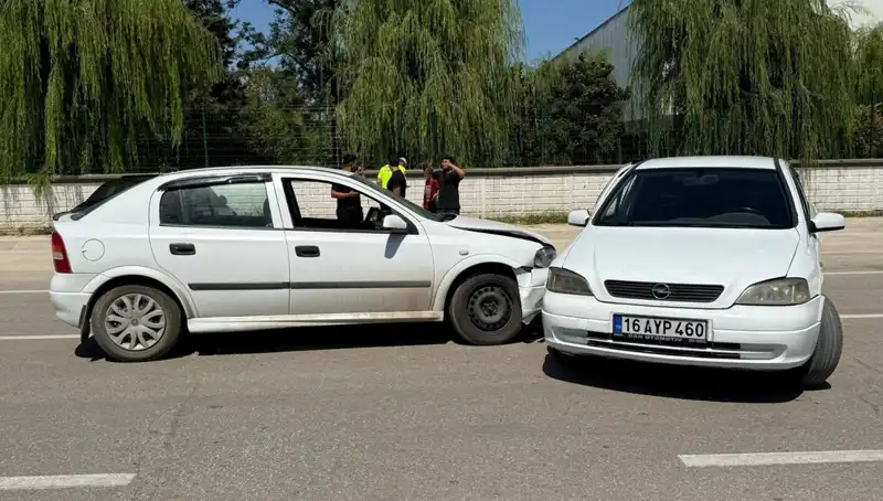 İki Araç Çarpıştı: Kaza Sonrası İki Kişi Yaralandı
