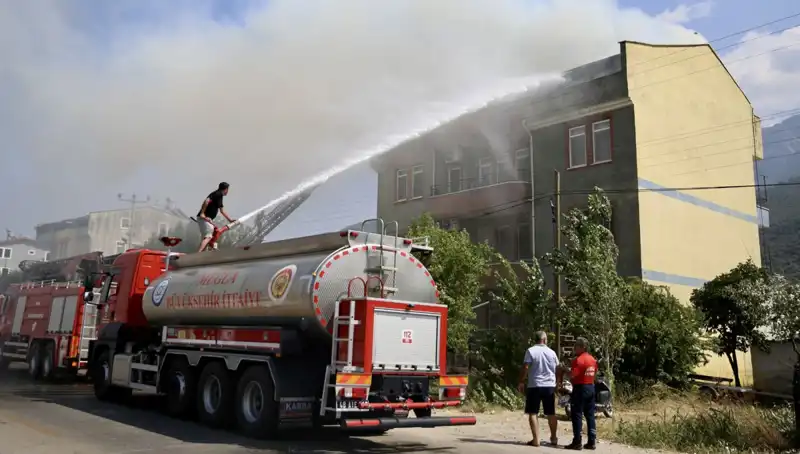 Çatı Katında Meydana Gelen Yangın, Mahallede Panik Yarattı