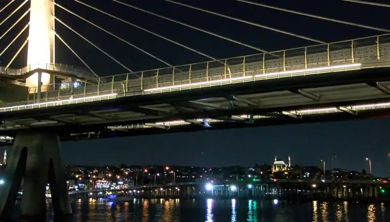 Metro Köprüsünden Denize Düşen Kişiyi Arama Çalışmaları Hızlandı