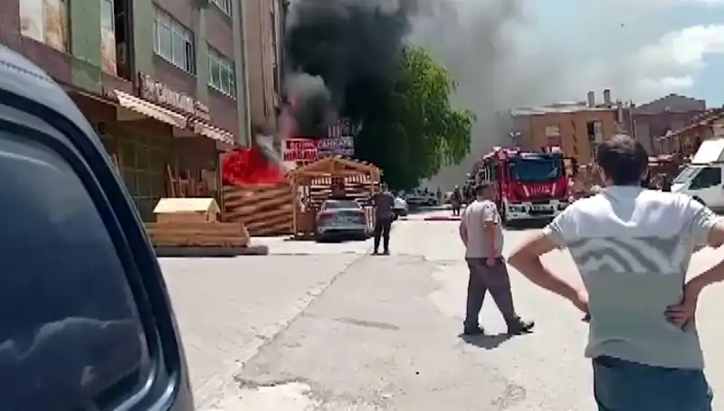 Ankara'da Büyük Yangın! İş Yerleri Kıvılcımlar İçinde