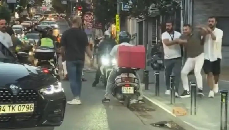 Nişantaşı'nda Yol Verme Tartışması: Kadın Kavganın Ortasında Kaldı!