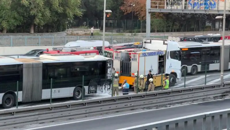 İstanbul Metrobüsünde Korkunç Yangın! Trafik Felç Oldu