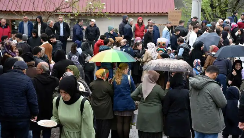 Bayram Geleneği Devam Ediyor: 12 Bin Kişi Bir Araya Geldi!