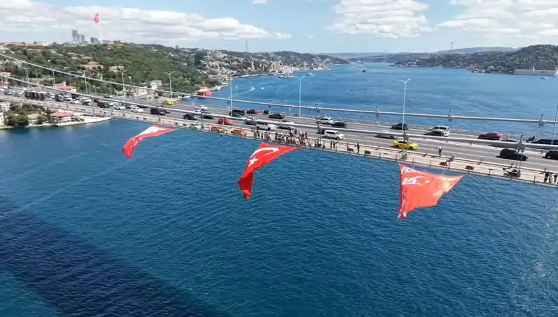 Büyük Türk Bayrağı, İki Kıtanın Kucaklaştığı Köprüye Asıldı