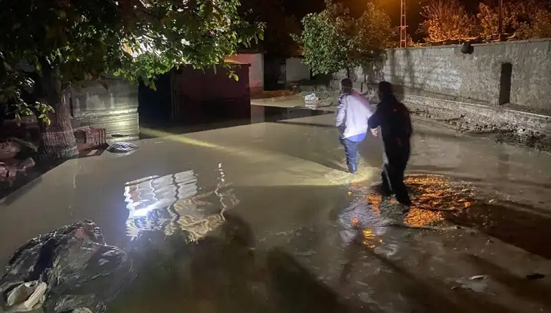 20 Dakikalık Yağmur Sel Felaketine Yol Açtı: Evler Tehlikede