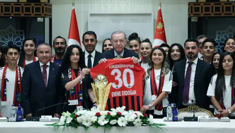 Cumhurbaşkanı Erdoğan, Yüksekovaspor Kadın Futbol Takımı'nı Farklı Bir Bakış Açısıyla Ağırladı