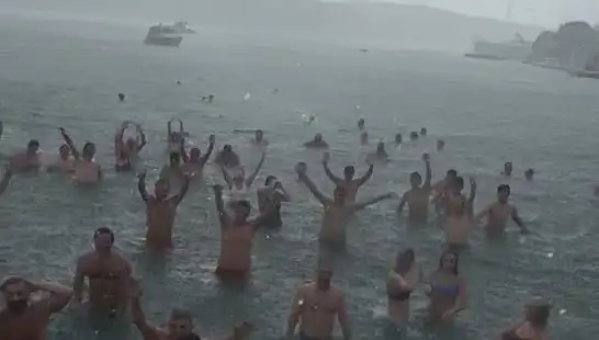İstanbul Bebek'te Yağmura Rağmen Deniz Keyfi: Vatandaşlar Plajda!