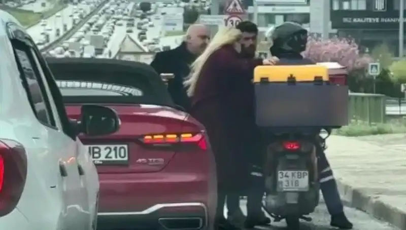 D-100'de Bir Motokurye ile Yaşanan Silahlı Tartışma Gözleri Üzerine Çekti