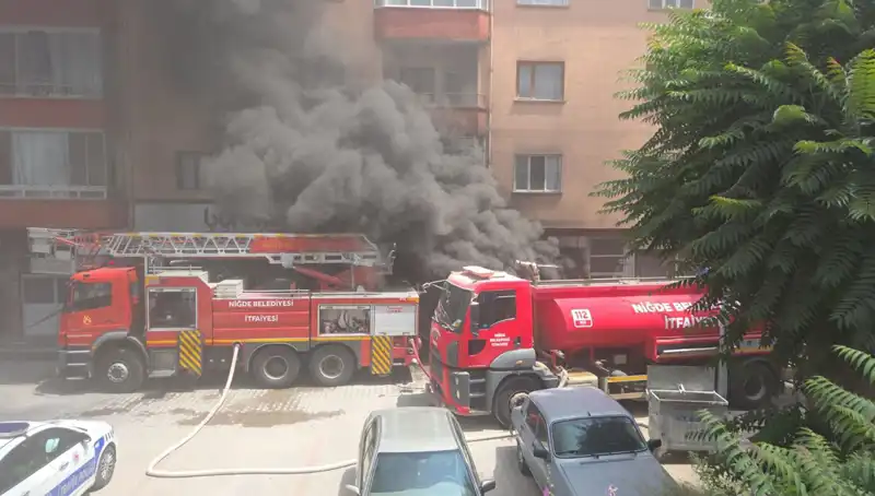 Niğde'de Beyaz Eşya Deposunda Çıkan Yangın, Şehirde Panik Yarattı