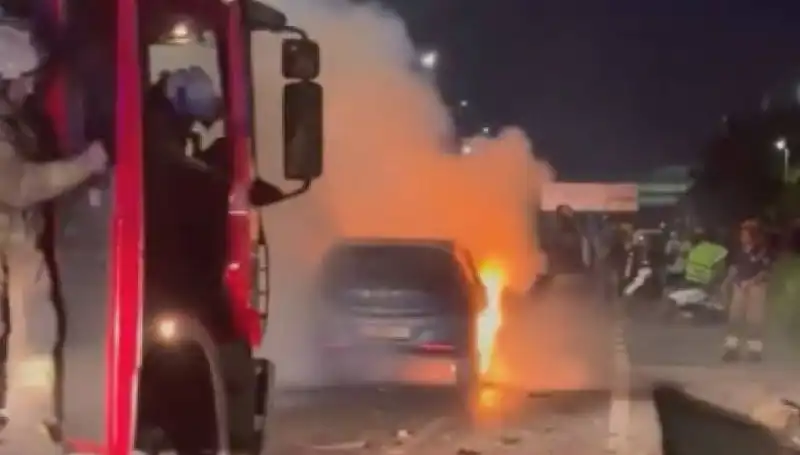 Otoyolda Bariyerlere Çarpan Araç Korkunç Bir Yangında Küle Döndü!
