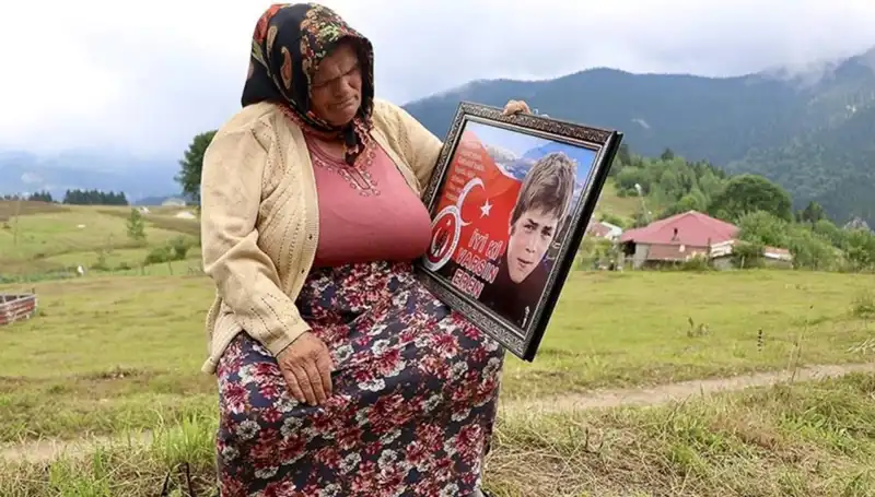 Eren Bülbül'ün Annesine Özel Bayram Kutlaması: DEM Parti'den Anlamlı Jest