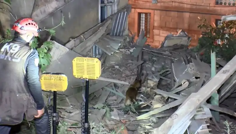 İstanbul'da Deprem Sonrası İki Katlı Bina Çöktü: Üzerinde Çalışmalar Devam Ediyor