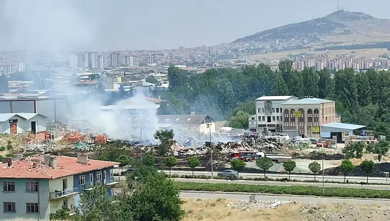 Otluk Alanda Başlayan Yangın, Depoyu Alevlere Teslim Etti!