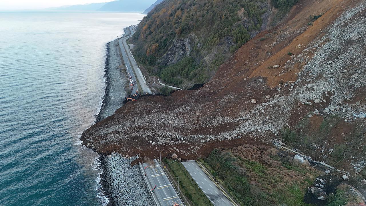 Artvin'deki Heyelanda 100 Bin Ton Toprak Hareket Etti