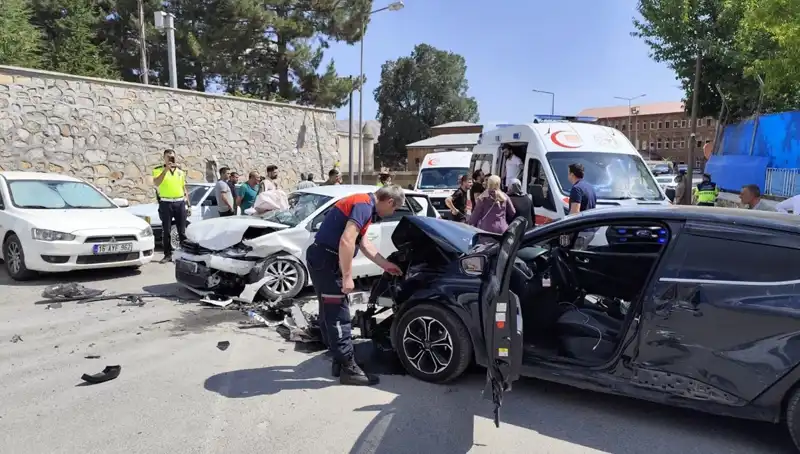 Bitlis'te Trafik Kazası: İki Otomobil Çarpıştı, 10 Yaralı!