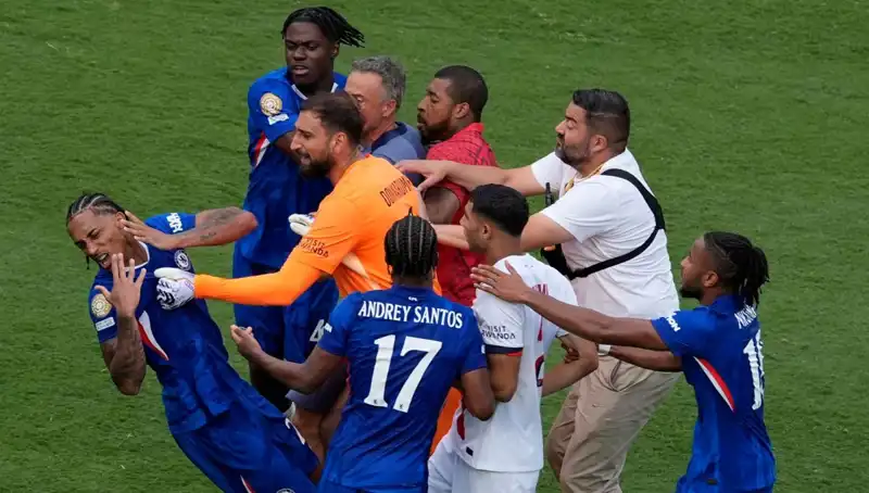 Devrim Niteliğinde Bir Final: Teknik Direktör ile Futbolcu Arasında Yumruk Yumruğa Kavga