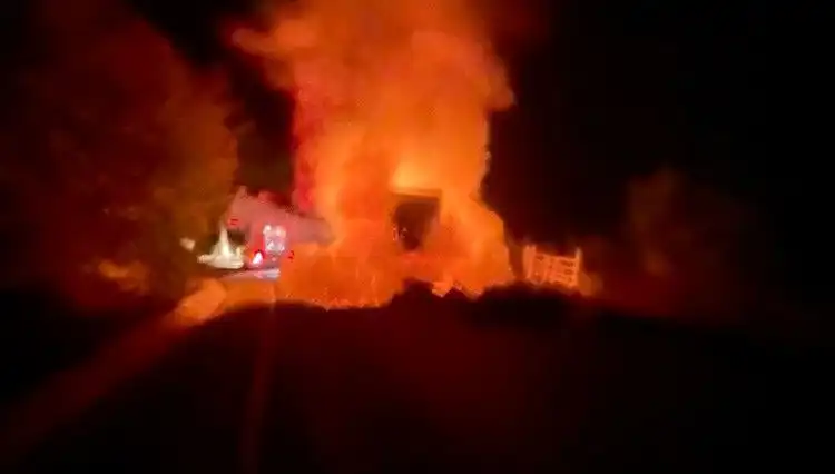 Seyir Halindeki Kamyonetin Yangını: Aniden Alev Aldı ve Gözler Önünde Yok Oldu
