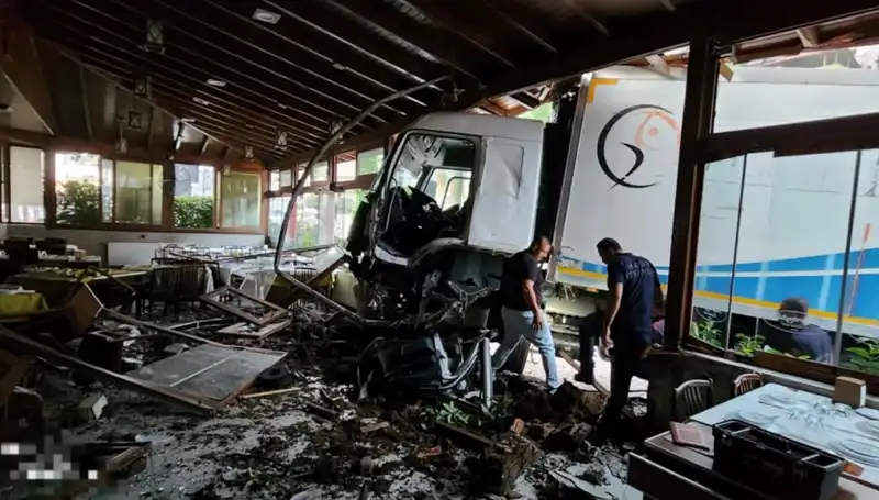 Freni Boşalan Kamyon, Restoranın Kapısını Aşındırdı: O Anlar Kamerada