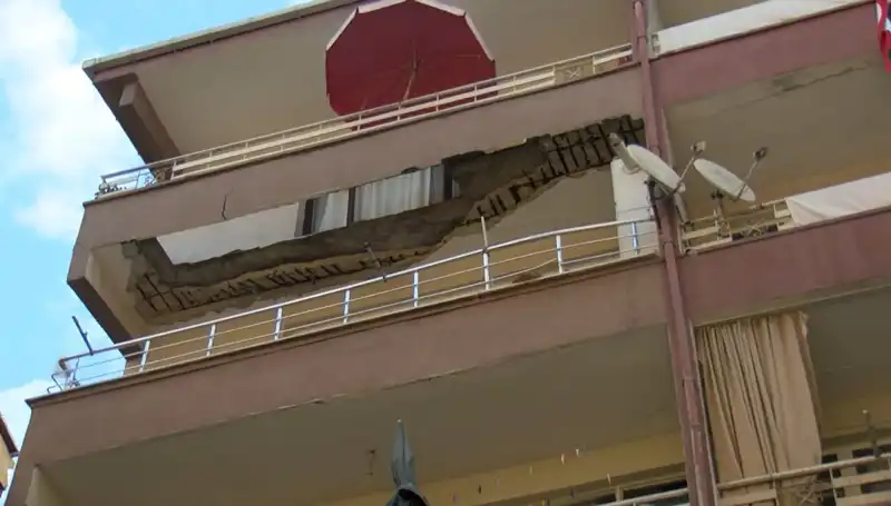 Güngören'de Korkunç Çökme: Beş Katlı Binanın Balkonu Aniden Düştü