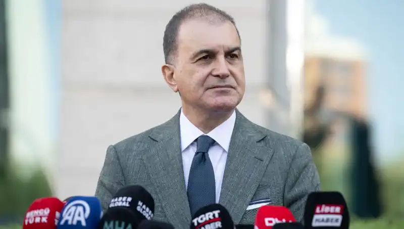 Ömer Çelik'ten Özel'e Sert Tepki: Meşru Alanı Tehdit Eden Sözler Yok Hükmündedir