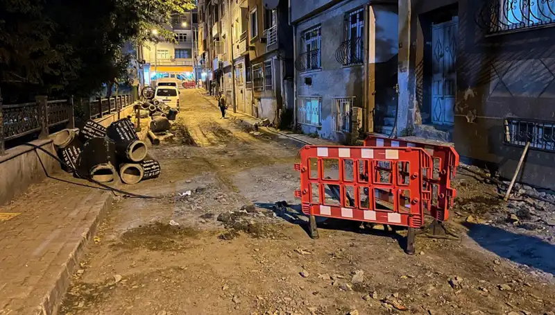Bayrampaşa'da Altyapı Çalışmalarında Rögar Kapağı Patladı: İlçede Hayat Durdu!